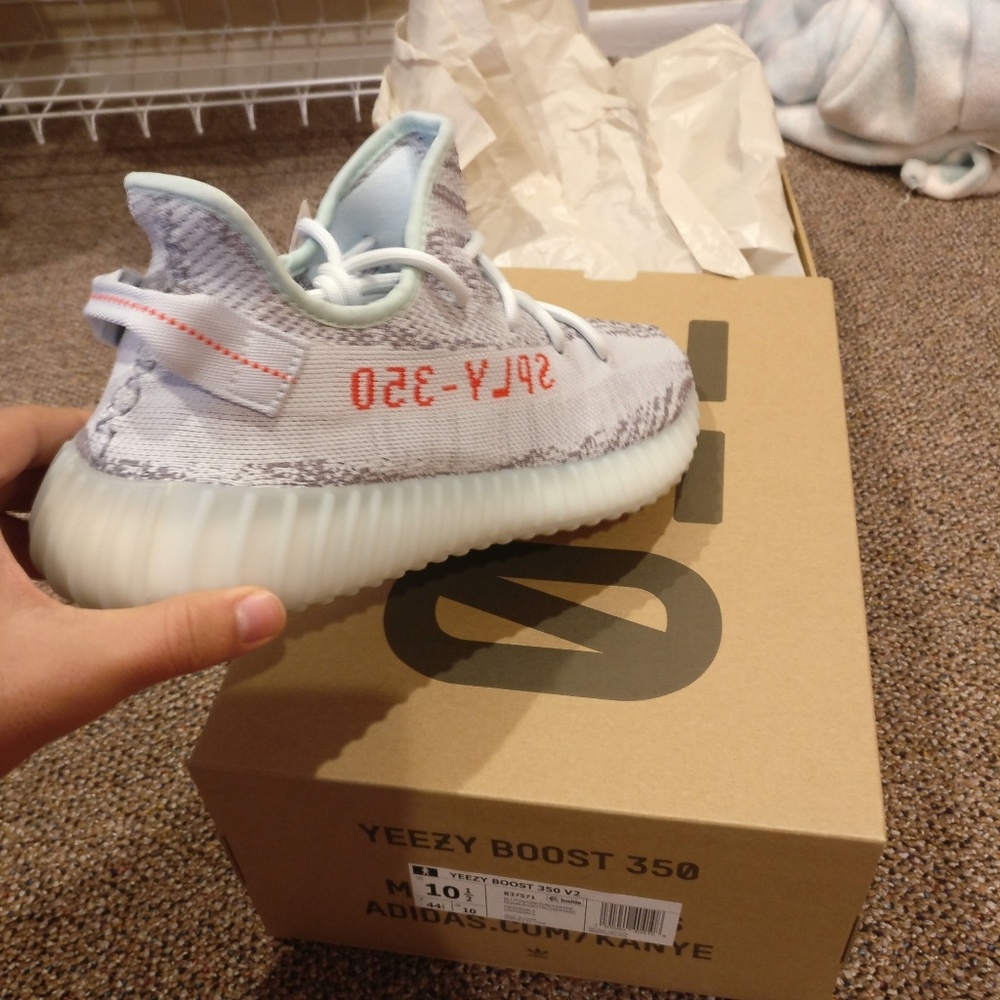 Yeezy boost 350 v2 blue tint
